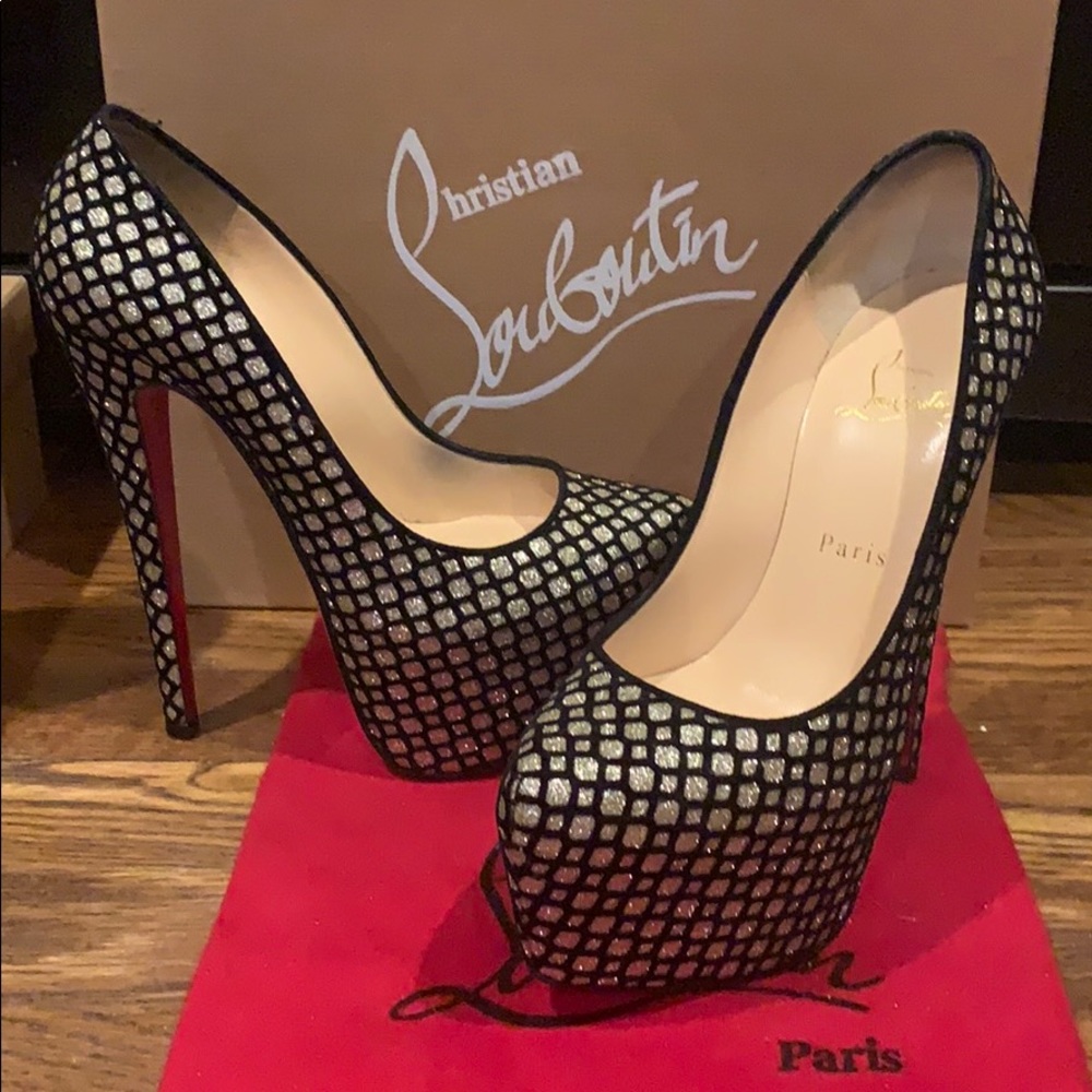 💲SOLD💲Christian louboutins daffodil pumps size
